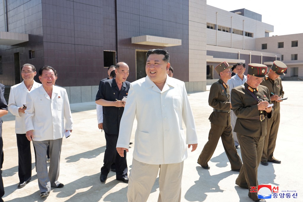 近日，金正恩视察北韩秘密打造的海军基地建设工地。路透社