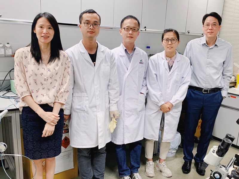 中大醫學院生物醫學學院教授柯亞(左一)及容永豪(右一)連同他們的研究團隊,發現抓頭等行為有助減壓。中大圖片