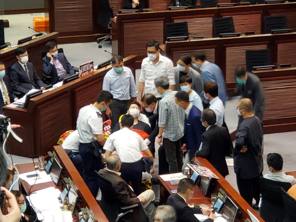 尹兆堅由擔架抬離會議室。