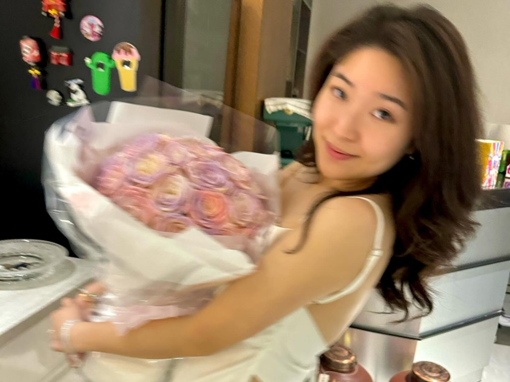 許惠菁獲老公Shane送上大束紫粉紅玫瑰。
