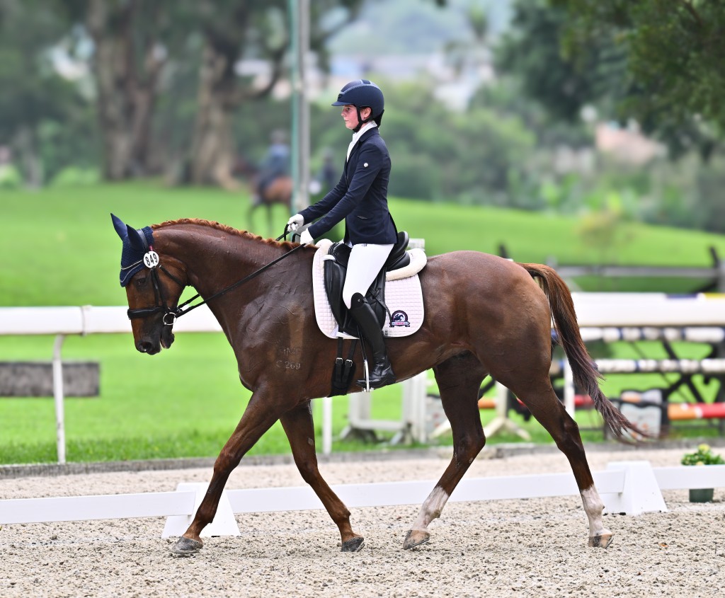 霍梓嬅亦同时以 239 总积分冧装「最佳少年 骑手」