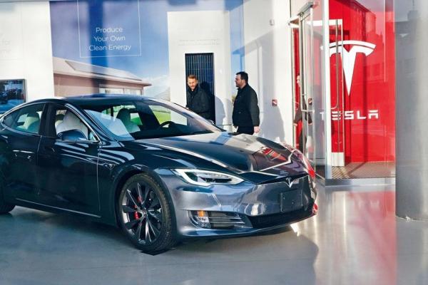 Tesla股價年內累跌近70%，比納指年內跌幅高出一倍