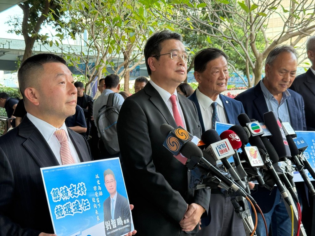 现任立法会议员刘智鹏（左二）。
