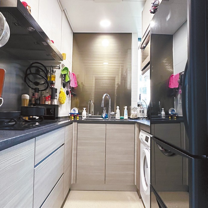 廚房廚櫃提供充足收納空間，附有齊全廚電。