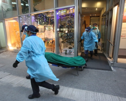 死者遺體舁送殮房。