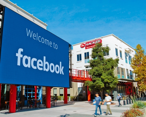 facebook位於加州門洛公園的總部,豎立有一個巨型公司招牌。