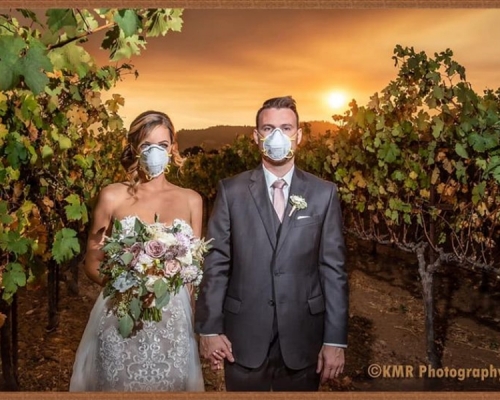 婚紗攝影師羅亞(Karna Roa)把新郎和新娘戴口罩的結婚照，在社交媒體上分享。  Karna Roa 圖片
