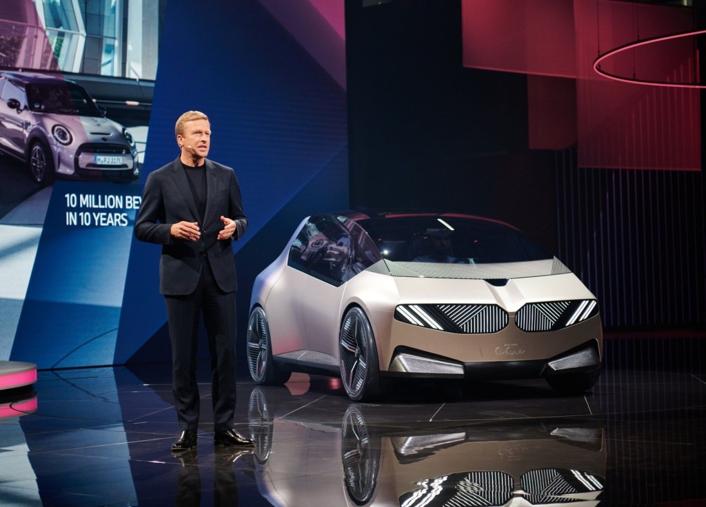 BMW集團主席Oliver Zipse，親自講解以100%再生材料製造i Vision Circular概念車。