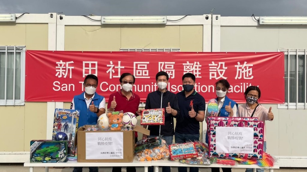 吳傑莊為方艙醫院的小朋友送上小禮物。