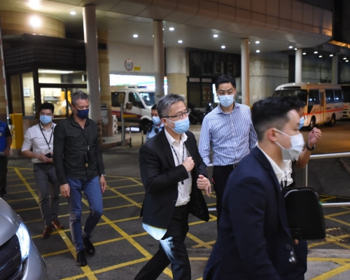 警務處處長蕭澤頤趕去瑪麗醫院探望受傷警員。