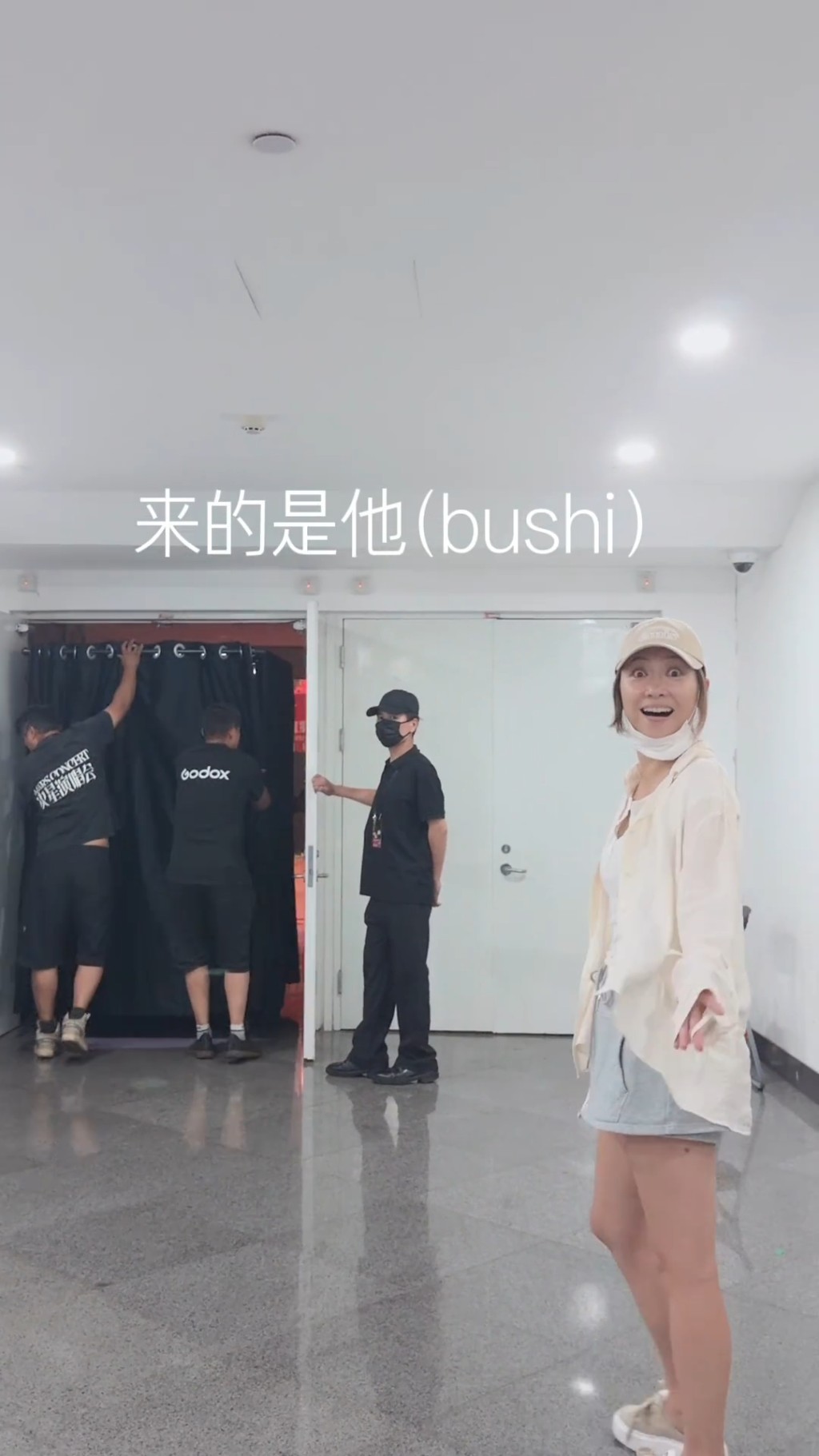 見到工作人員推住架車,陳小春坐在裡面。 見到工作人員推住架車,陳小春坐在裡面。