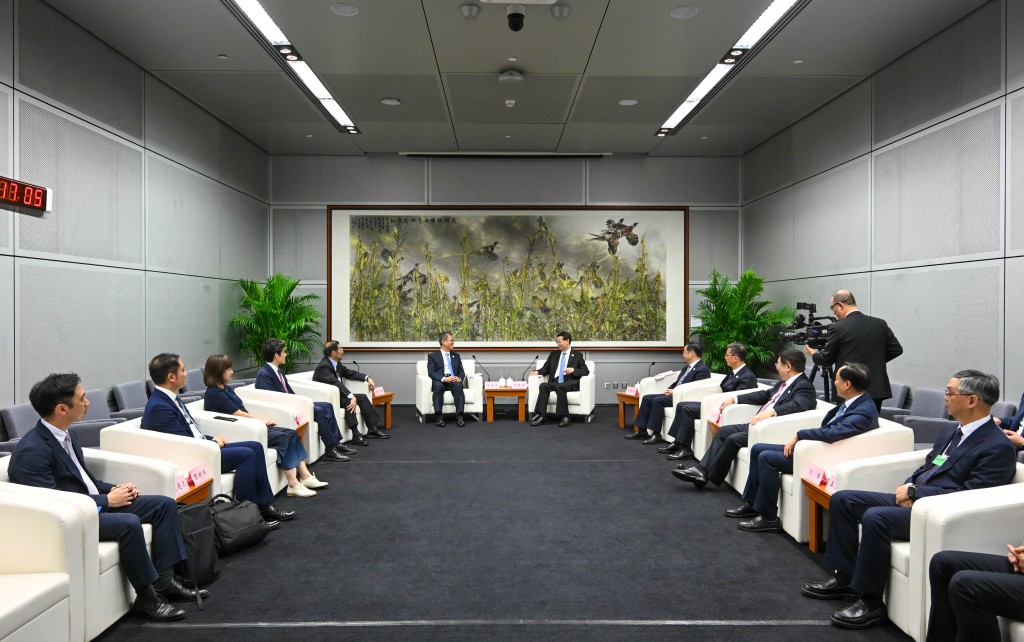 陳茂波（右七）拜會遼寧省委書記許昆林（右六）。遼寧省省長王新偉（右五）和大連市委書記熊茂平（右四）亦一同出席。