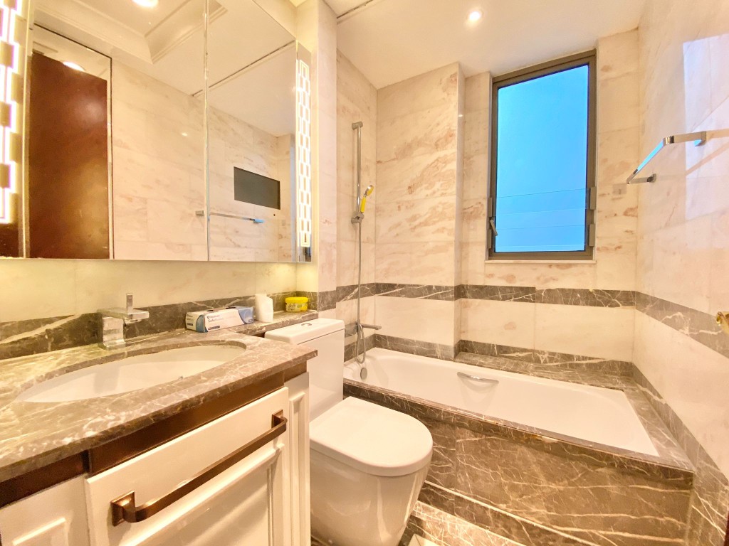 浴室以云石设计，并有大镜。
