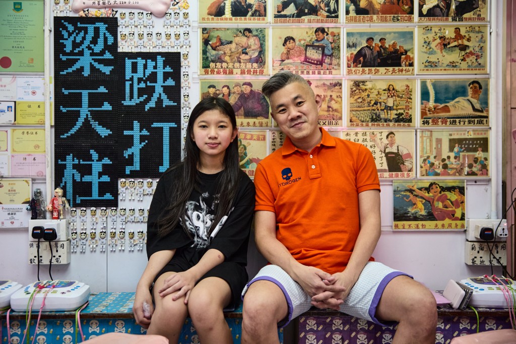 父親節︳單親爸爸、跌打師傅梁天柱跟女兒靜雯(Mandy)(圖:霍楚暉) 父親節︳單親爸爸、跌打師傅梁天柱跟女兒靜雯(Mandy)(圖:霍楚暉)