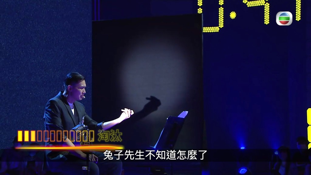 刘家聪在台上坐著轮椅表演影子舞。