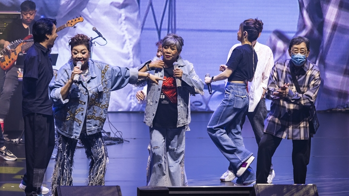 媽妹澳門演唱會Part II圓滿落幕 攜93歲胡楓《中聲》唱將上台跳唱經典金曲。
