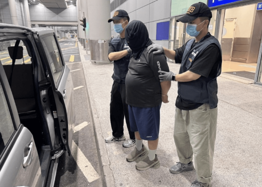 海關機場破兩宗販毒案 共檢$885萬貨 兩男旅客被捕。海關圖片