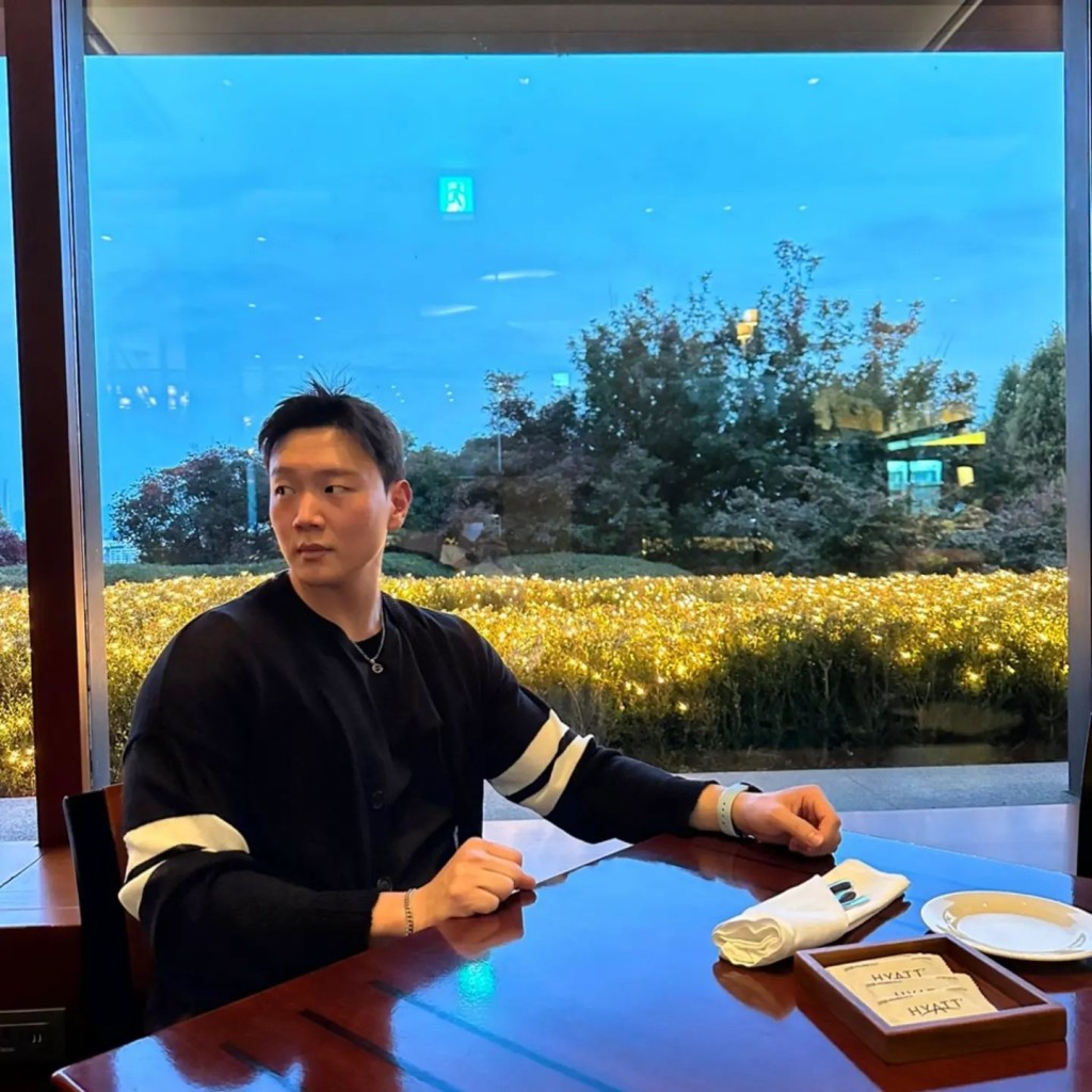 職業是一名律師。