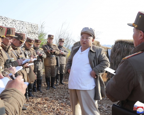 金正恩指導炮兵訓練。AP