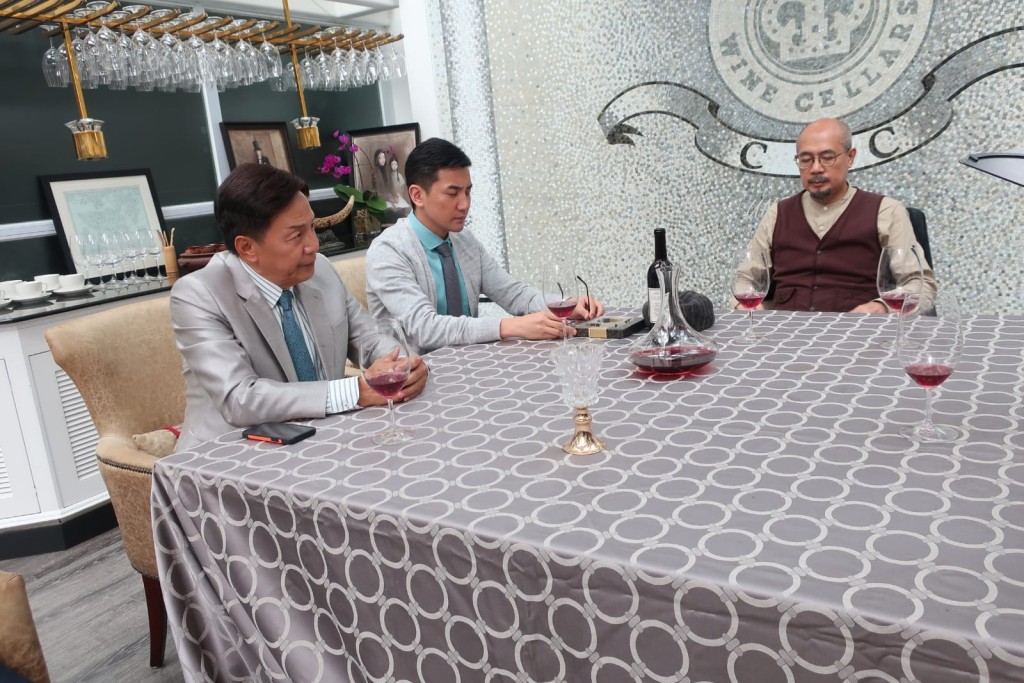洪永城李成昌等拍講數戲。