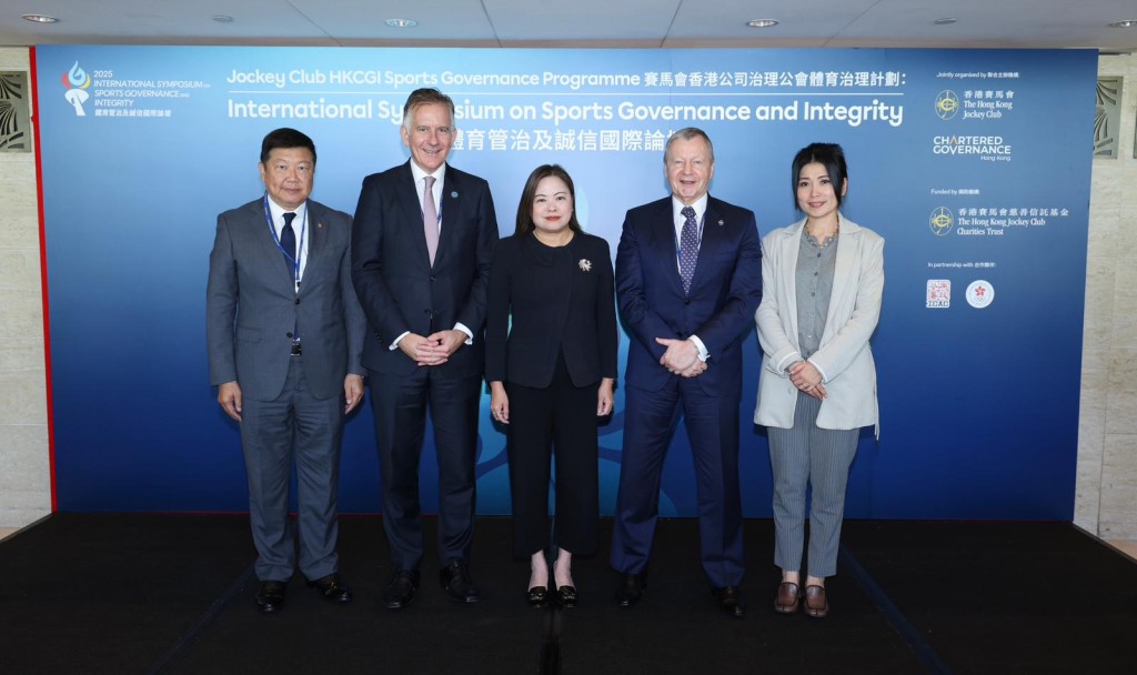 香港特別行政區政府文化體育及旅遊局局長羅淑佩(中)、香港賽馬會行政總裁應家柏(右二)、香港公司治理公會會長司馬志(左二)、港協暨奧委會義務秘書長楊祖賜(左一),及廉政公署防止貪污處助理處長王嫣(右一)今日出席體育管治及誠信國際論壇。馬會提供 香港特別行政區政府文化體育及旅遊局局長羅淑佩(中)、香港賽馬會行政總裁應家柏(右二)、香港公司治理公會會長司馬志(左二)、港協暨奧委會義務秘書長楊祖賜(左一),及廉政公署防止貪污處助理處長王嫣(右一)今日出席體育管治及誠信國際論壇。馬會提供