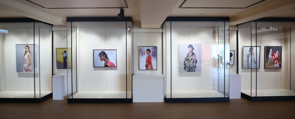 一新美術館現正為香港資深畫家陳朝龍舉辦作品展《陳朝龍神彩》。