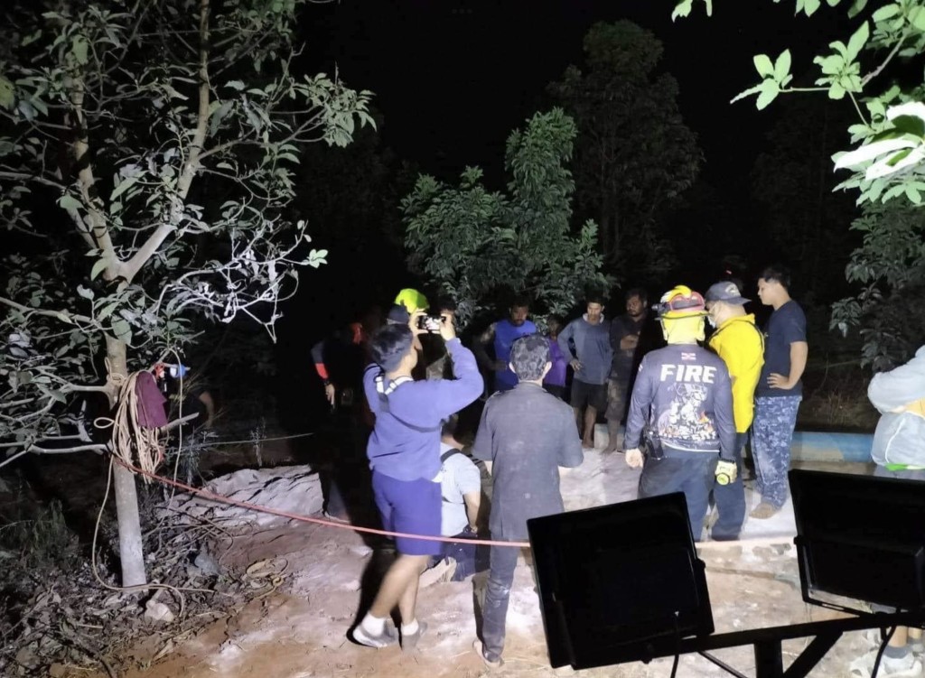 泰國達府歲半女嬰墮井，救援人員連夜挖掘。 網上圖片