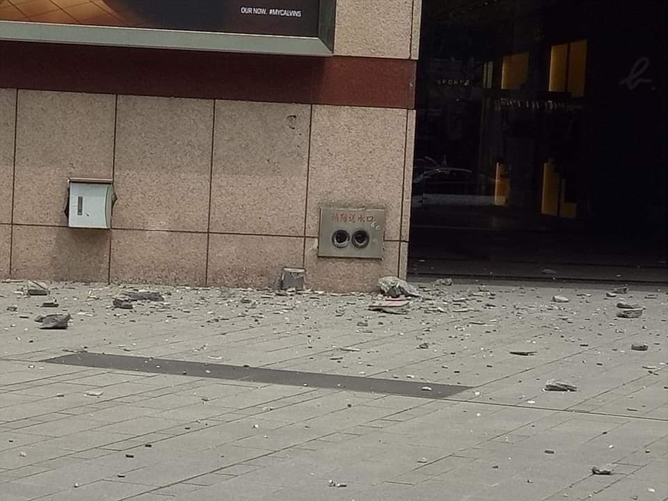高島屋外牆磁磚出現剝落。爆料公社圖片