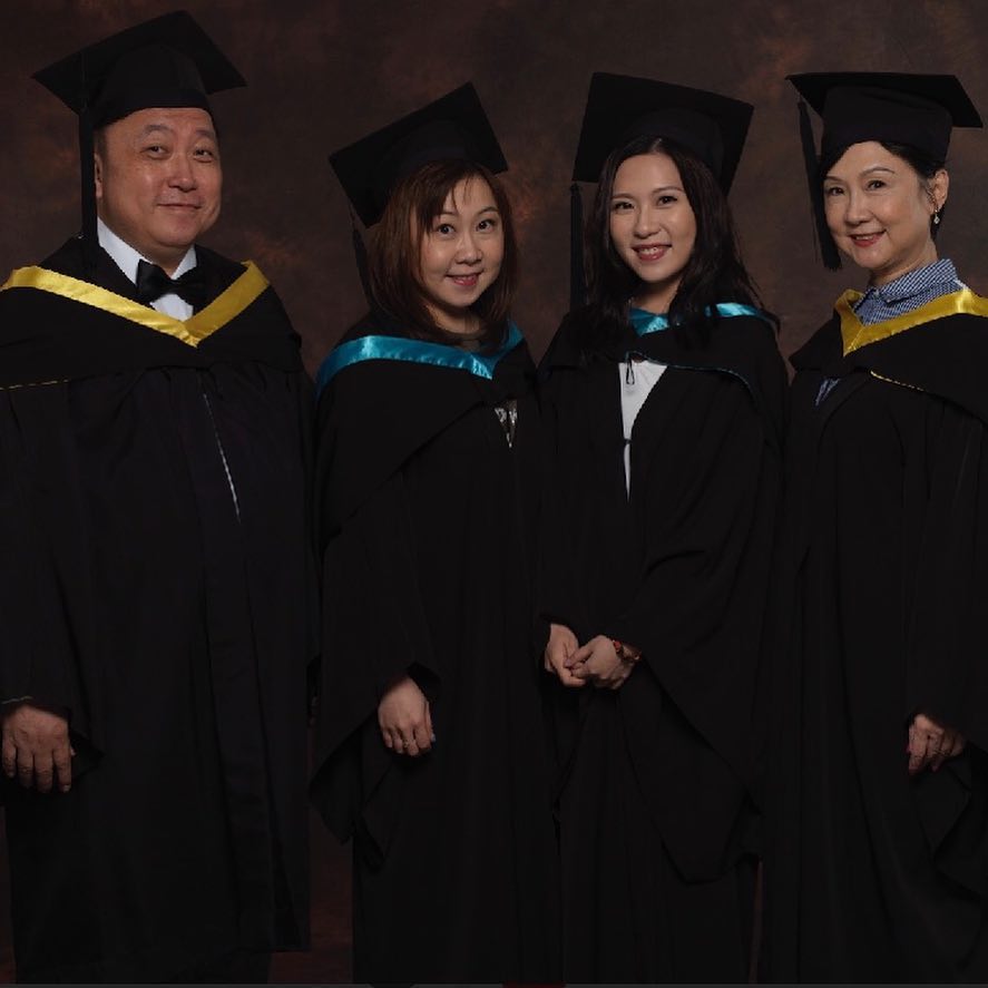 王晶一家人曾陪女儿影毕业照。
