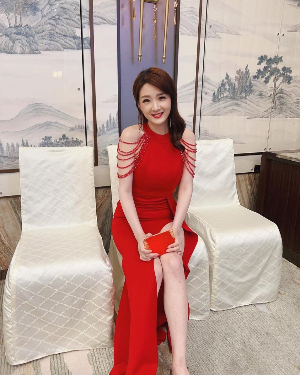 孙雪祺以火辣红色贴身高衩长裙上阵，​尽晒玲珑浮凸的曲线。