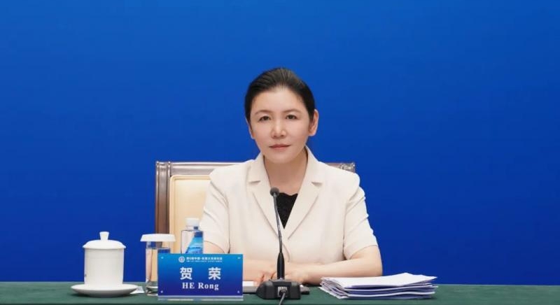 賀榮獲任命為司法部長。