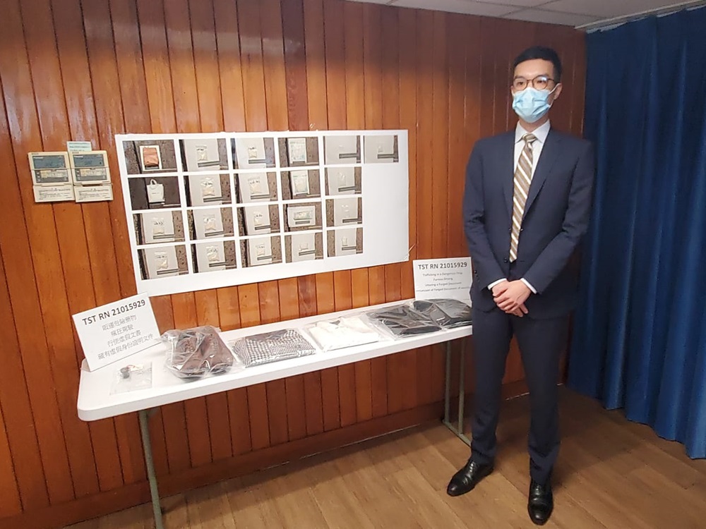 警方展示行动中搜出的物品。