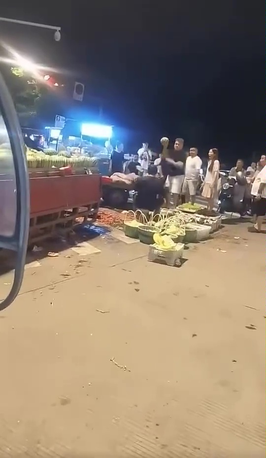 網片曝莽夫向攤主連掟10西瓜爆頭,只因妻子被提醒揀西瓜輕手些。 網片曝莽夫向攤主連掟10西瓜爆頭,只因妻子被提醒揀西瓜輕手些。