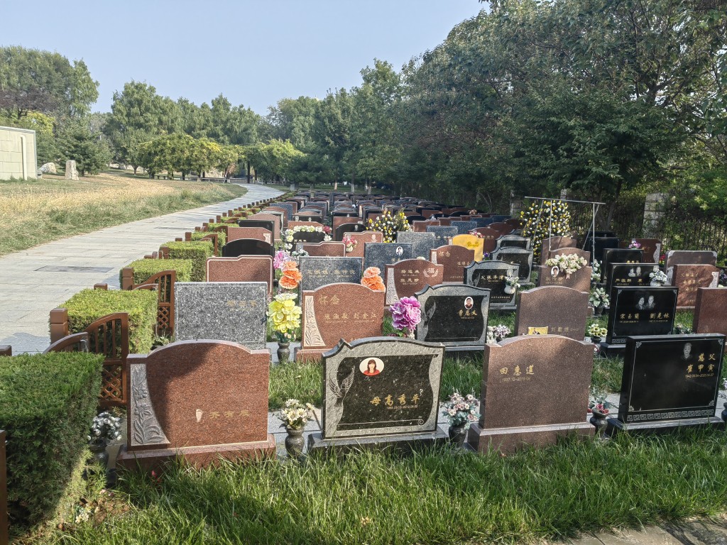內地墓園價格不斷上升，有民眾改打住宅主意，買入用來放置先人骨灰。