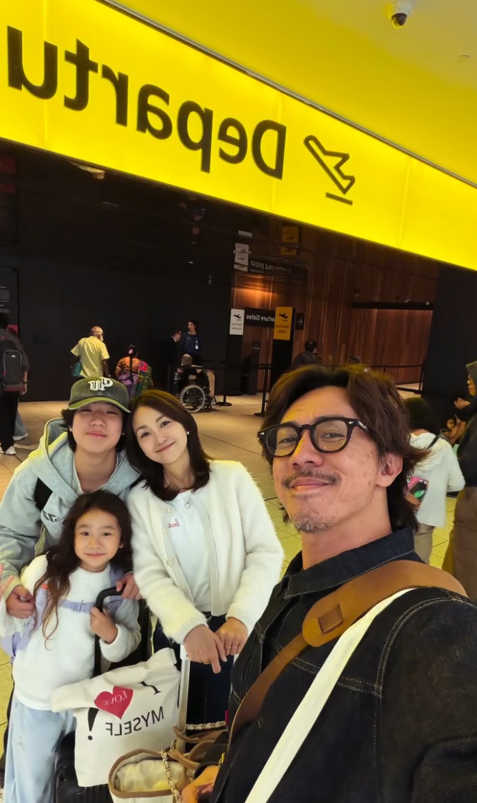 張繼聰謝安琪兒子張瞻赴澳洲留學 於機場入閘回港前，一家於機場依依不捨相擁而哭。（圖片來源：IG@louischeung2013）