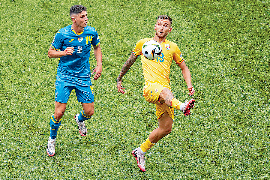 丹尼斯达古斯（右）一球成名，即获得英超球队青睐。