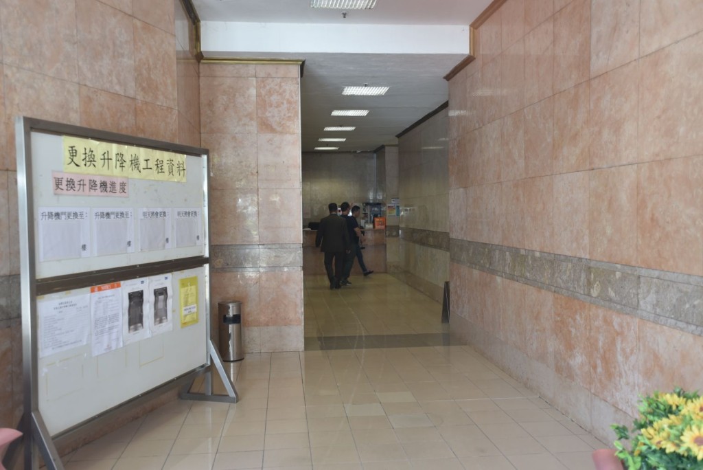 警方今早重返現場調查。楊偉亨攝