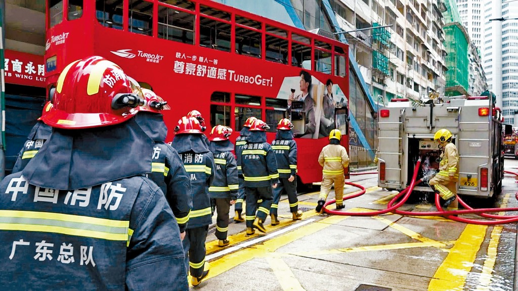 廣東省消防救援總隊及澳門消防局早前派員來港，參與為期5天的「粵港澳三地跨境滅火救援交流培訓」，並在灣仔一場火警中實地觀摩港消防員的滅火工作。