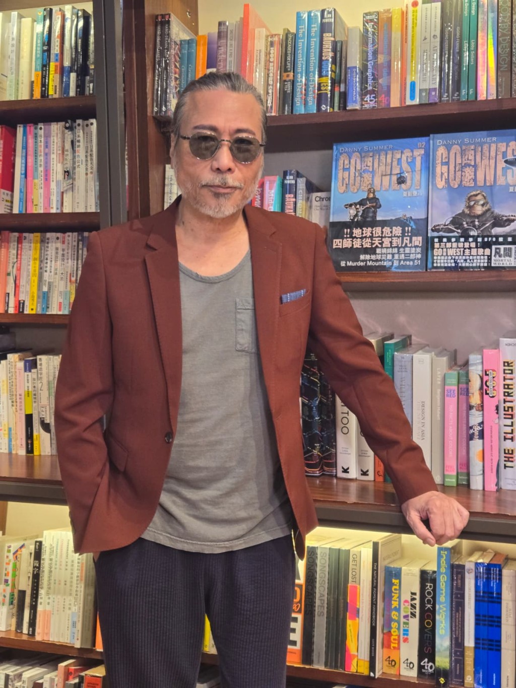 他表示，《凡間》MV的動畫，是他把手稿交到內地動畫師手上，再創作成動畫MV，而歌詞及錄製，則由他與樂隊灌錄並在美國製作。