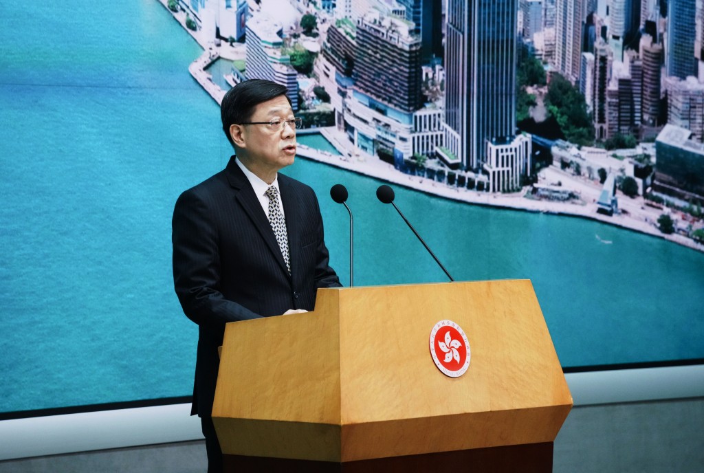 對於常秘未被納入名單，李家超解釋，新制度的設計是將司局長的「政治問責」與公務員的「行政問責」並行。