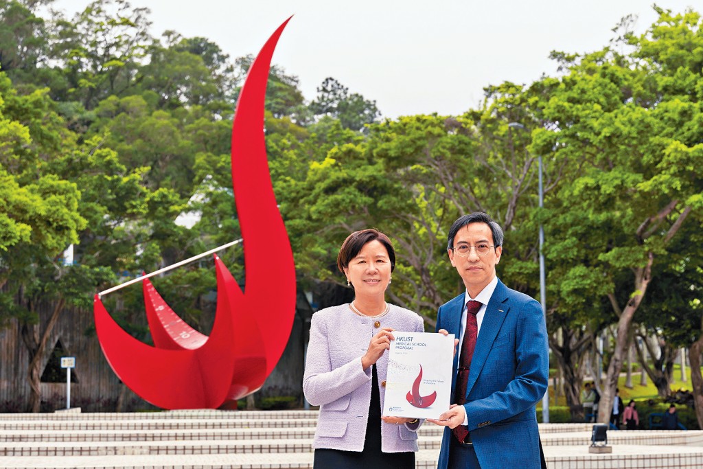 科大提交150頁的申辦醫學院建議書,闡述課程設計、可持續融資模式等。左起為科大校長葉玉如與科大理學院院長王殷厚。