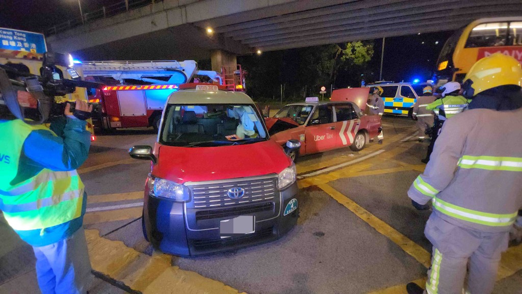 伊利沙伯醫院對開兩的士相撞 3人受傷送院。黎志偉攝