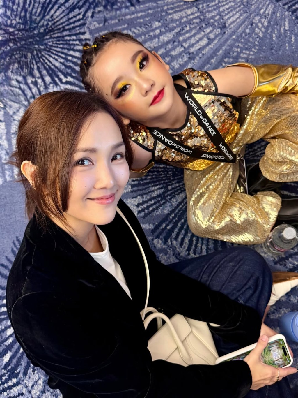 謝安琪與女兒成個餅印。 謝安琪與女兒成個餅印。