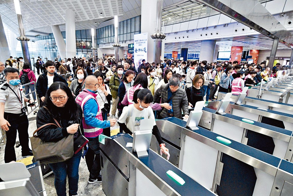 高鐵昨起全面重啟跨省長途列車服務，大量乘客乘搭高鐵回鄉。