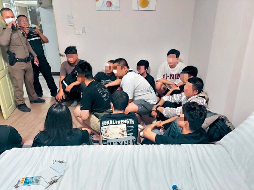 泰警在中部城市一酒店發現14名可疑中國公民，當中多人涉嫌於緬甸從事詐騙，最近才潛逃至泰國。