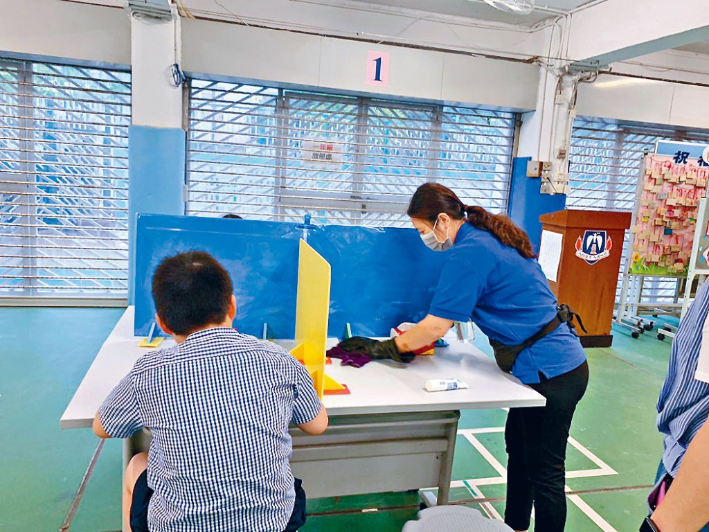 主風小學在小食部設立「飲食專區」，餐桌上加裝飛沫擋板，並備有紙巾、消毒酒精等，校工亦會在學生用膳完畢後即時消毒。