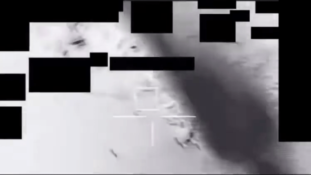 美国战争部公开F-16战机击中UFO爆炸的画面。