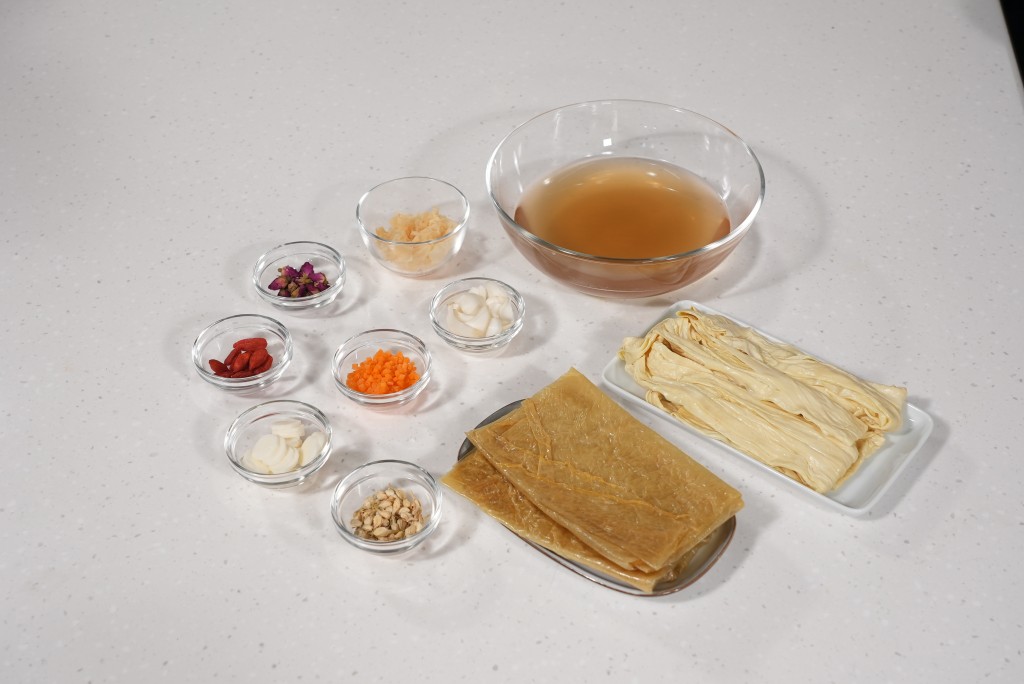 圖為小董中醫博士養生版本－抗疫補肺鴛鴦腐皮卷材料，主要是糅合了「白色食物」，包括鮮百合、雪耳、鐵棍淮山等。