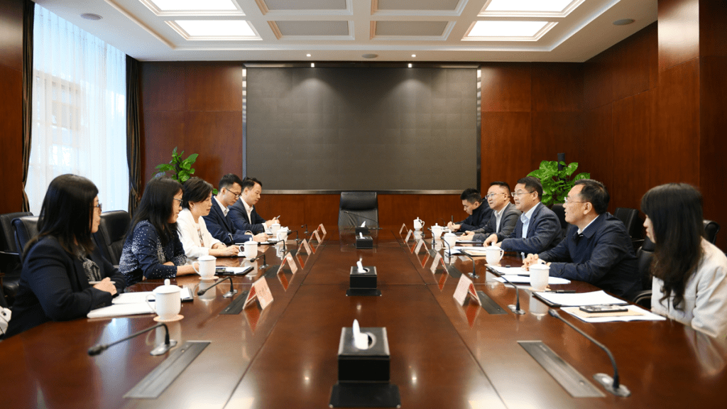 蔡若蓮(左三)昨日與四川省人民政府港澳事務辦公室副主任李輝(右三)會晤。政府新聞處圖片