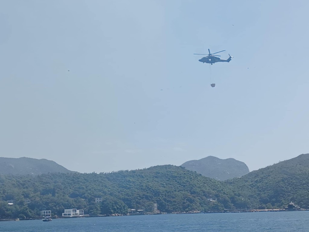 政府飞行服务队直升机投掷水弹救火。fb「香港突发事故报料区」图片